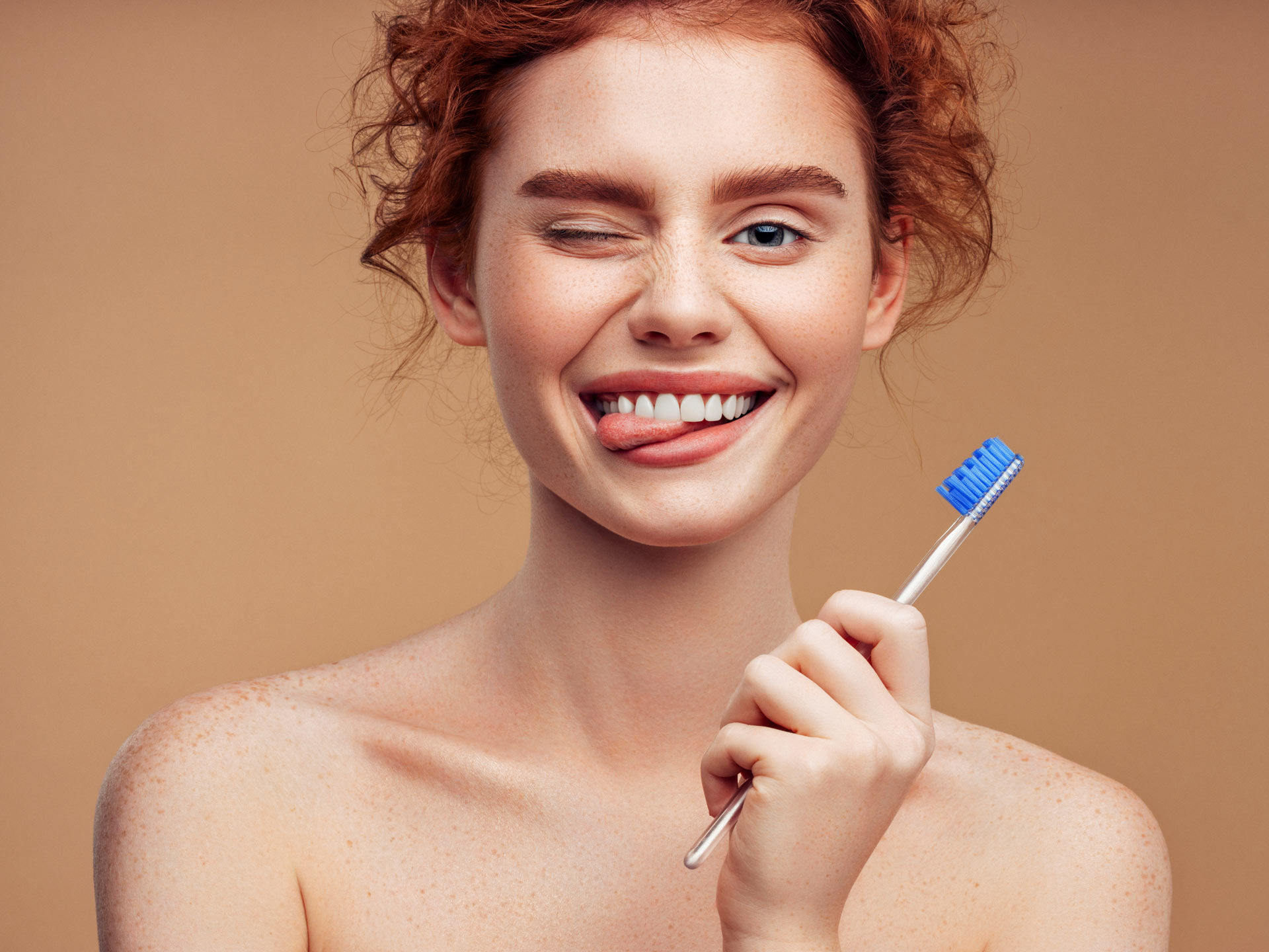 Lachende Frau beim Zähneputzen